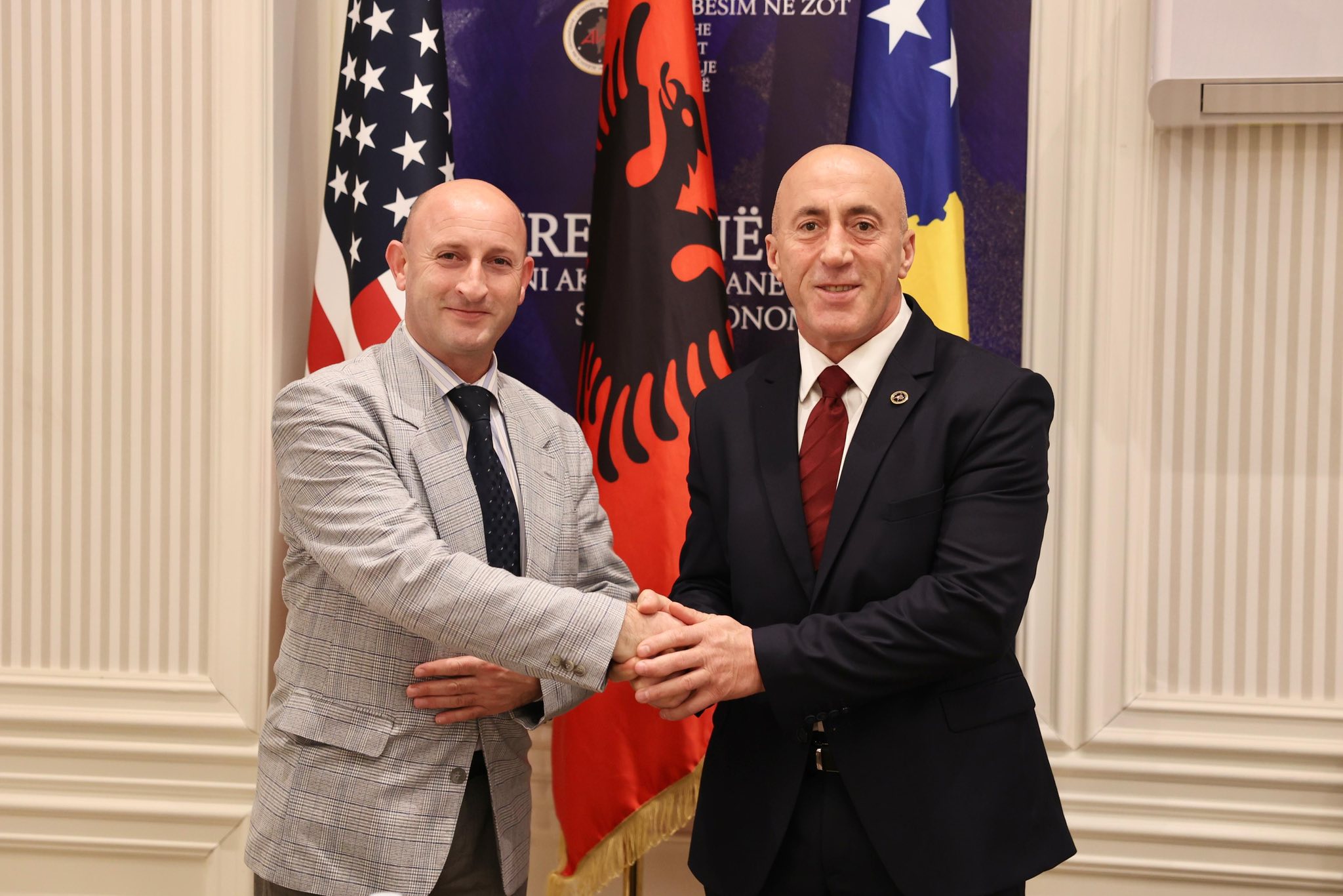 Doktori i shkencave dhe veterani i UÇK së  i bashkohet AAK së në garën për deputet