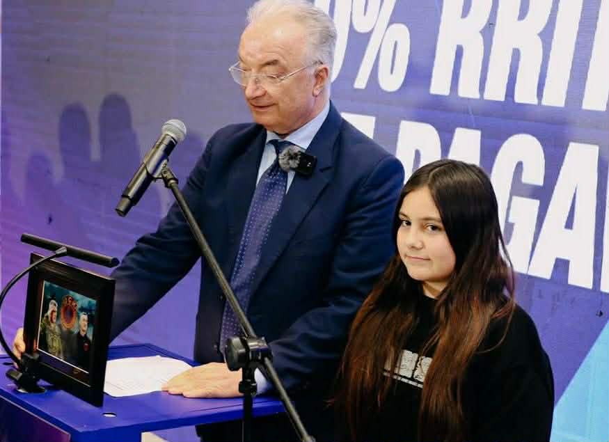 Vajza e ish ushtarit të UÇK së i dhuron Xhavit Halitit në Pejë fotografinë e Thaçit dhe Veselit