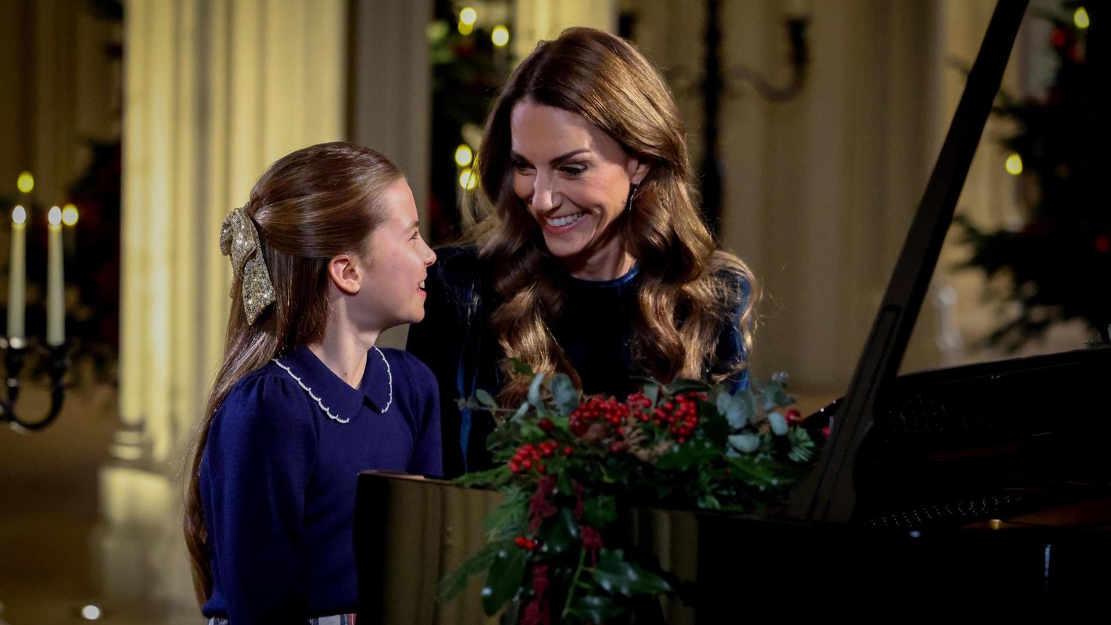 Kate Middleton dhe Princesha Charlotte surprizojnë me duet në piano në shërbesën e Krishtlindjes