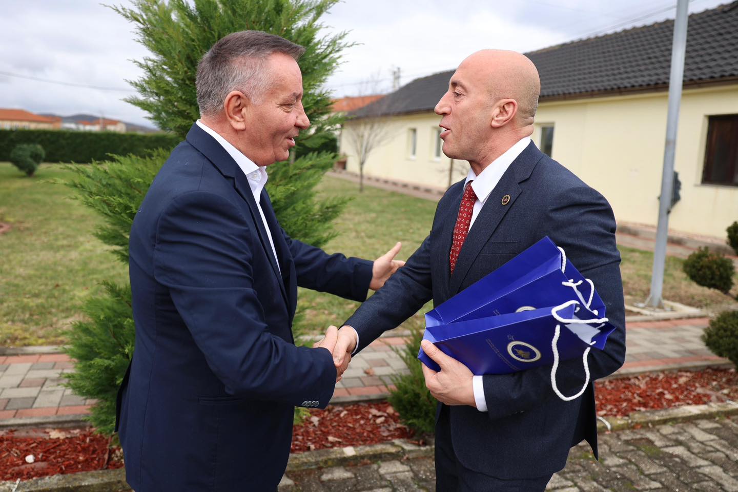 Ramush Haradinaj shkon në familjen e Pal Lekajt për Krishtlindje (FOTO)