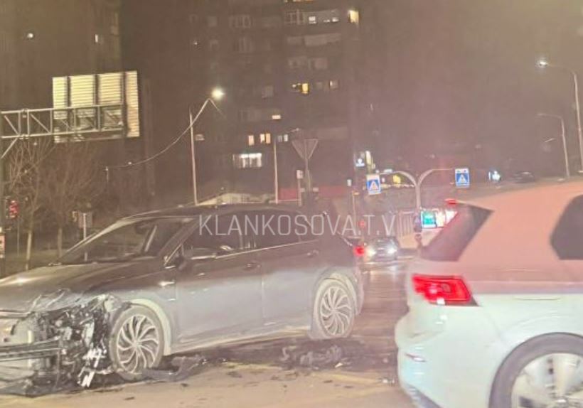 Aksident mes dy veturave në udhëkryqin e Bulevardit  Bill Clinton  në Prishtinë