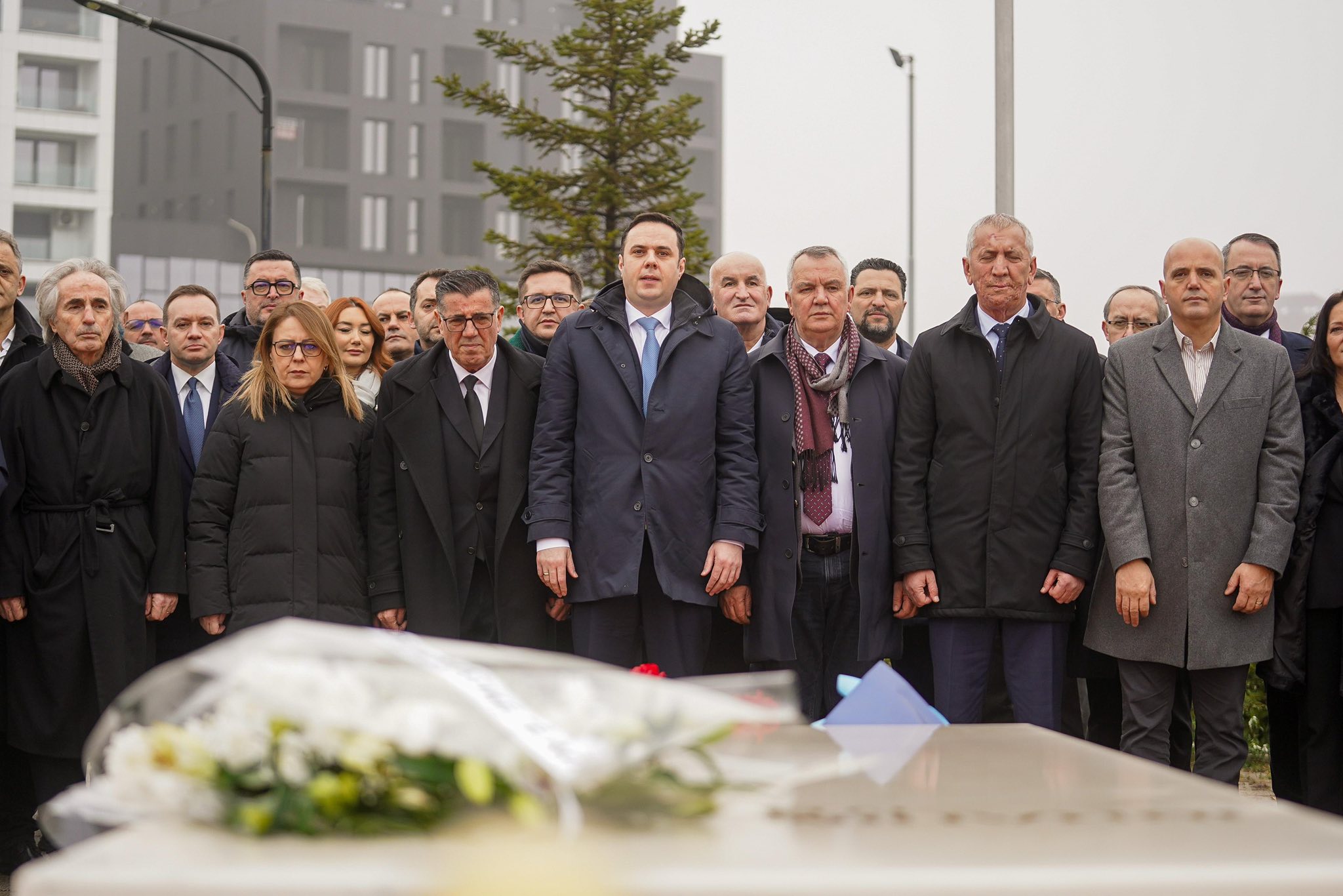 36 vjetori i themelimit të LDK së  Abdixhiku me bashkëpunëtorë bëjnë homazhe të varri i Rugovës