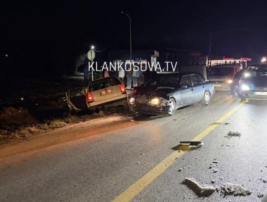 Aksident në rrugën Prishtinë   Pejë  s dihet për të lënduar  FOTO 