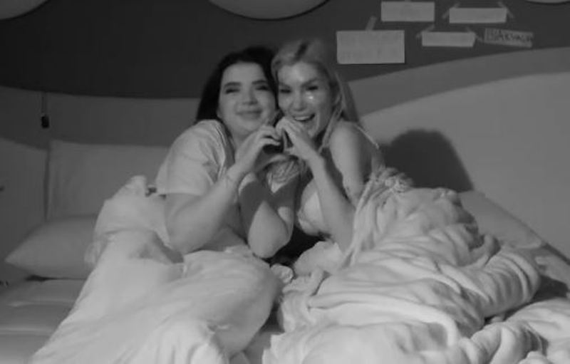 Puthje e përqafime nga Alba dhe Bia  VIDEO 