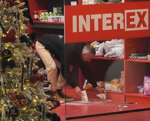  Bereqeti në tokë  njerëz të pafytyrë   Arditi nervozohet kur sheh gjendjen e dyshemesë  VIDEO 