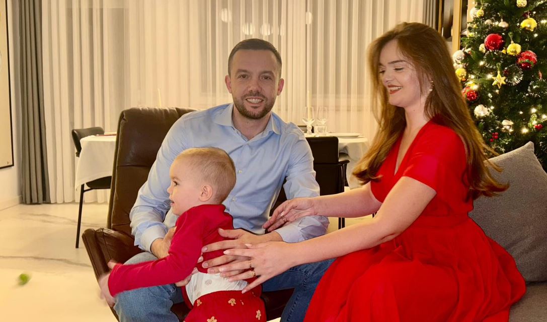 Arian Tahiri uron Vitin e Ri  Me Dianën dhe Ianin  plot dashuri dhe buzëqeshje