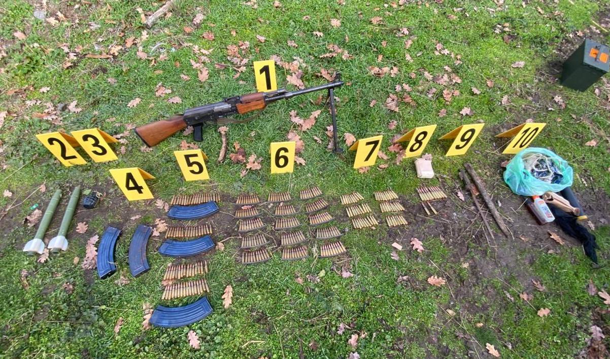 Arsenal i fshehur në Leposaviq  policia zbulon municion e pajisje ushtarake në dy aksione   një i arrestuar