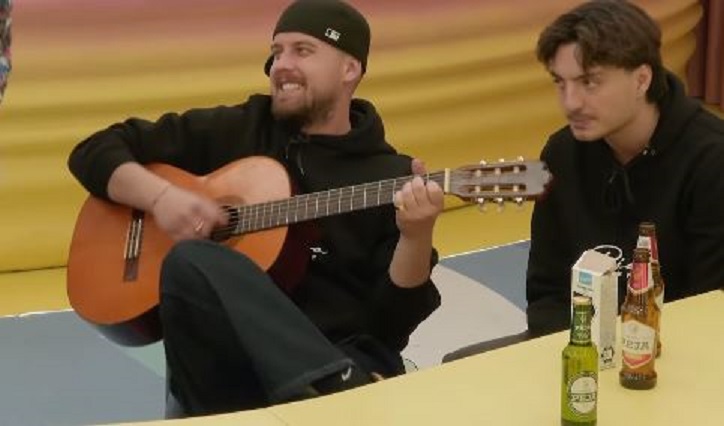 Atmosferë fantastike në shtëpi, banorët këndojnë së bashku (VIDEO)