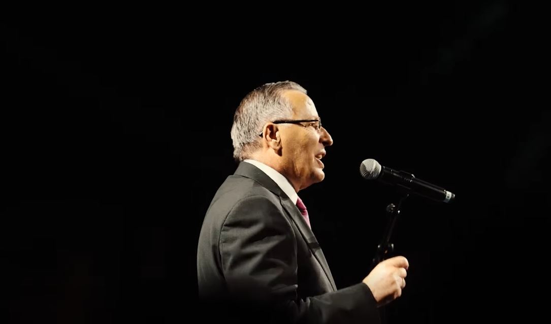 Bedri Hamza prezanton këngën e fushatës  We Rise Together   të gjeneruar nga Inteligjenca Artificiale  VIDEO 