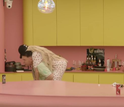 Moment qesharak  Labi mban mbi shpinë Benitën  VIDEO 