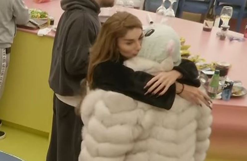 Puthje e përqafime mes Benitës dhe Bias (VIDEO)
