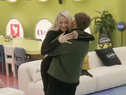 Çaste të ëmbla mes Toneyt dhe Benitës  VIDEO 