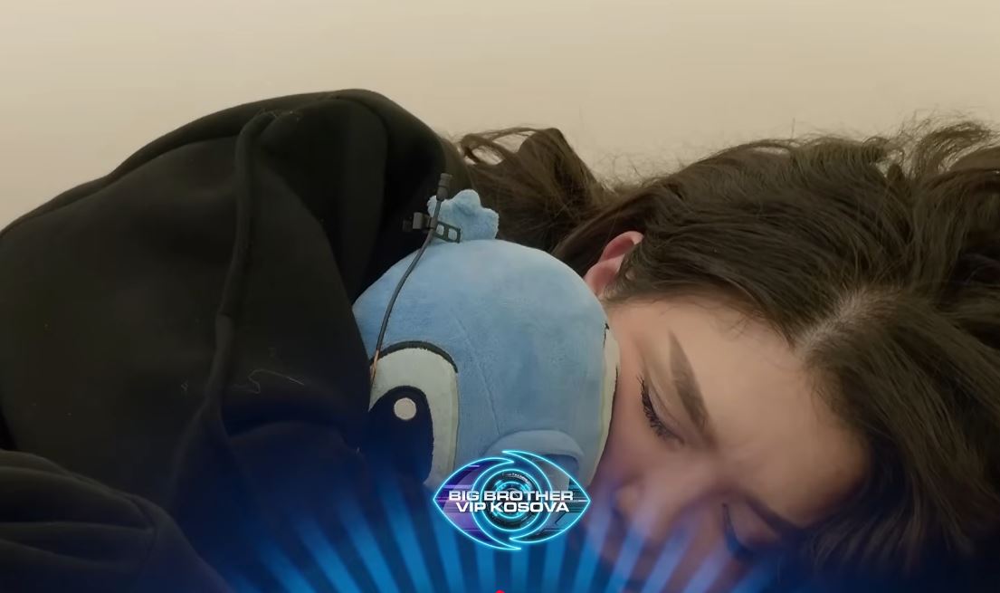 Alba qan me dënesë duke përqafuar arushin  VIDEO 