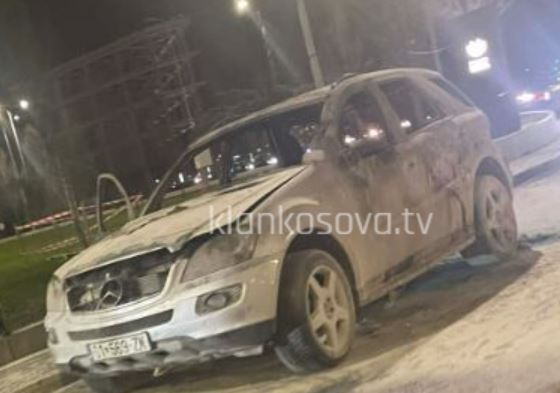 Një veturë kaplohet nga flakët në rrugën Prishtinë - Lipjan (VIDEO)
