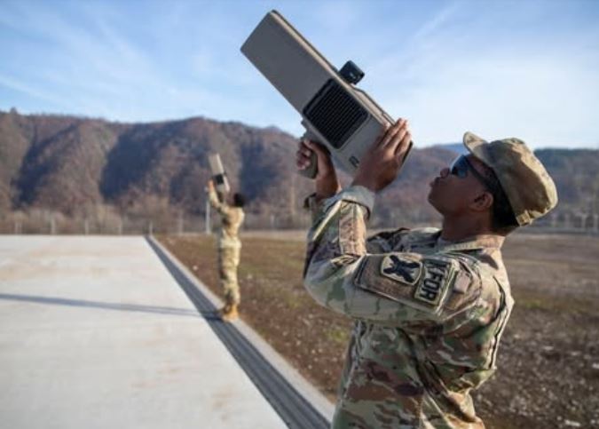 Ushtarët amerikanë në Kosovë kryejnë trajnime për neutralizimin e dronëve
