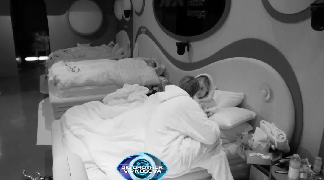 Të gjithë në gjumë  Klodi dhe Elijona qartësohen  Të betohem  a je ne terezi   VIDEO 