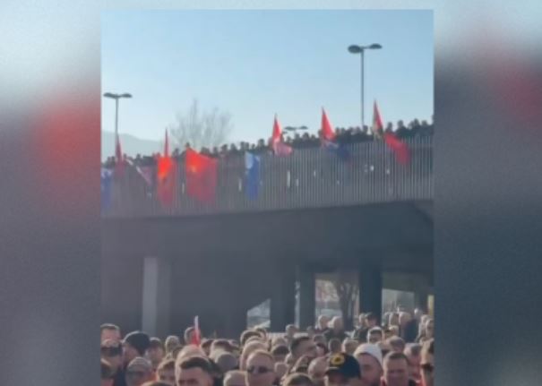 Enver Hoxhaj publikon pamje nga protesta në Shkup  VIDEO 