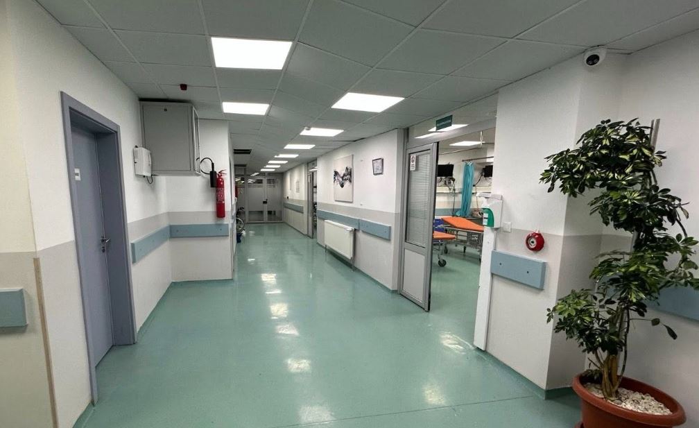 Një grua dërgohet pa shenja jete në spitalin e Gjakovës  Policia nis hetimet