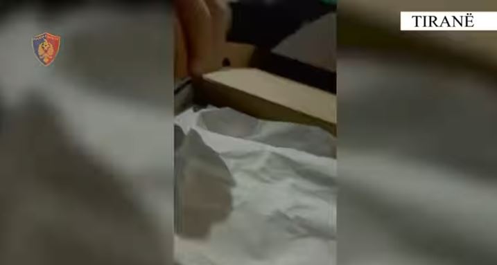 Arrestohet një 23 vjeçar në Tiranë  sekuestrohen 1 kg kanabis në trajtë xhelatine  VIDEO 