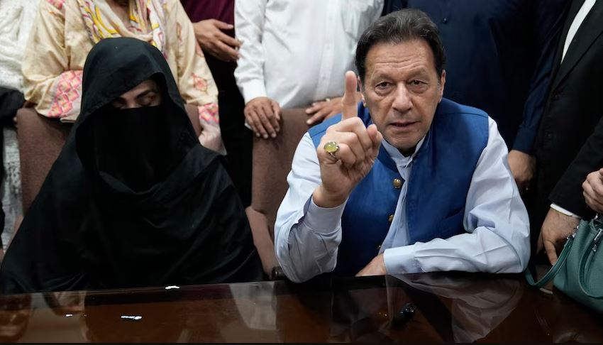 Ish kryeministri pakistanez dhe gruaja e tij dënohen me nga 17 vjet burg