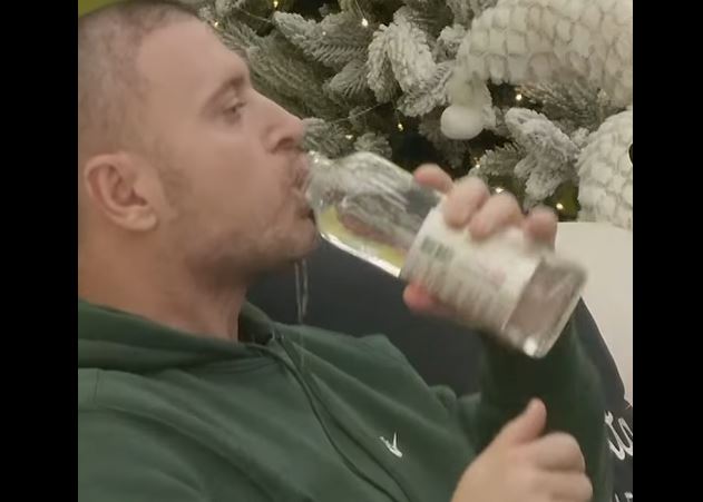 Labi pi nga shishja e mbushur me detergjent nga Alba (VIDEO)