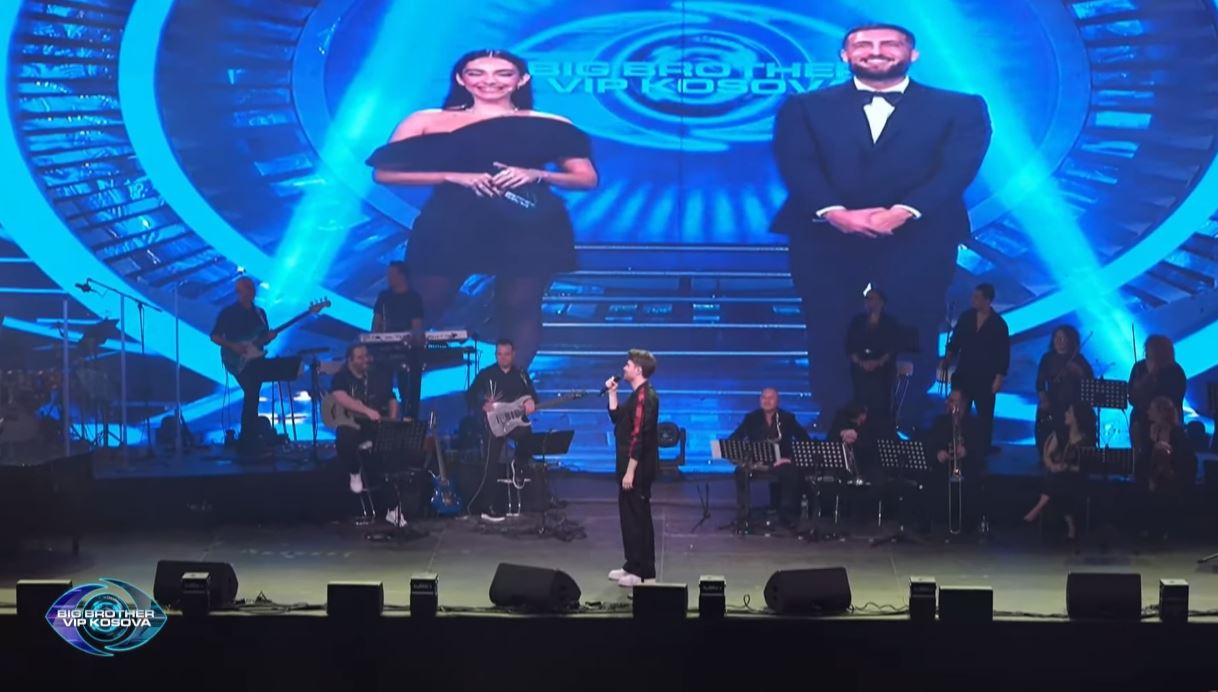 bbvk-live-alban-skenderaj-i-drejtohet-klodit-me-disa-fjale-pasi-e-kuptoi-se-ishte-ne-publik-video