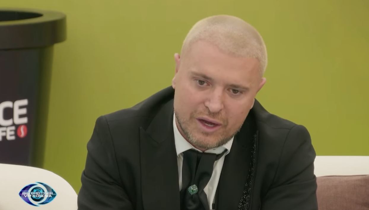 Labi merr mesazh nga motra  Mos u merr me ofendimet  VIDEO 