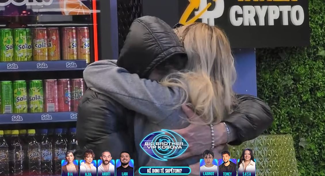  A më qaf   Klodi e Elijona me përqafim të ngrohtë  VIDEO 