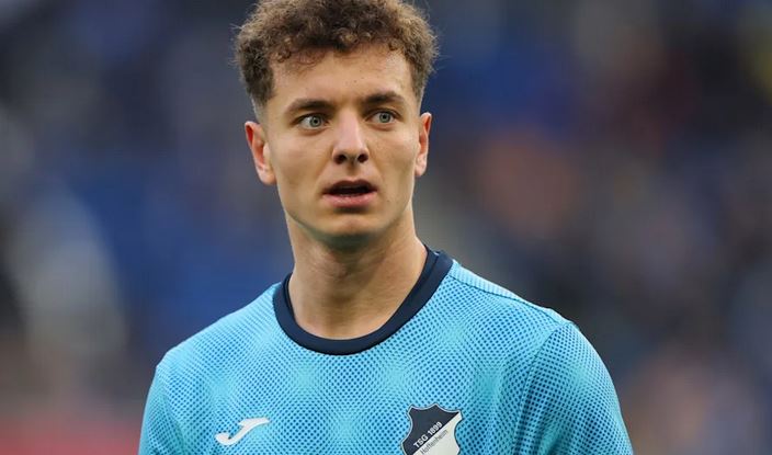 asllani-flet-per-spekulimet-qe-e-lidhin-me-barcelonen-dhe-bayernin