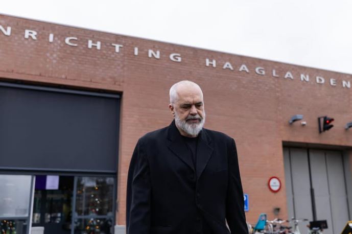 rama-pas-vizites-te-thaci-komandantin-e-gjeta-te-buzeqeshur-si-cdo-i-pafajshem-me-karakter-te-hekurt