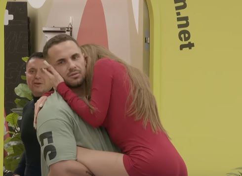 Bia e puth Edin në qafë   tensionohet  situata  VIDEO 