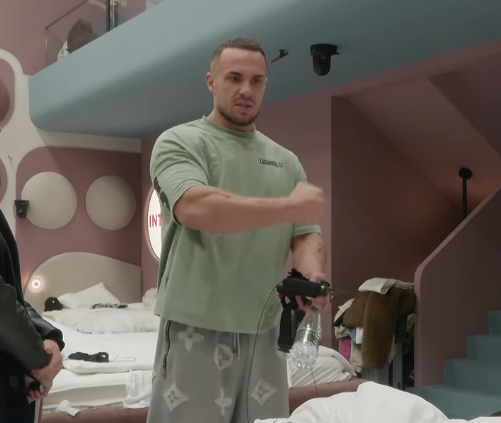  Thikën ia nguli   Edi paralajmëron se do ta shkatërrojë arushin e Albës  VIDEO 