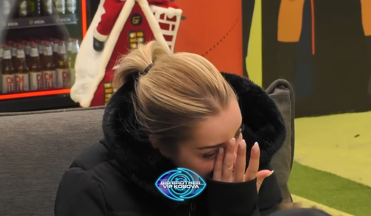 Elijona shpërthen në lot  e merr malli për familjen  VIDEO 