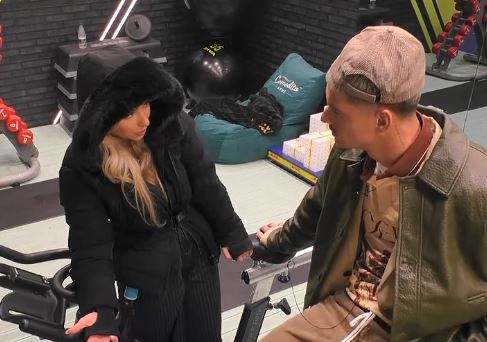 elijona-e-bindur-qe-klodi-eshte-i-lidhur-jashte-nuk-xhelozoj-video