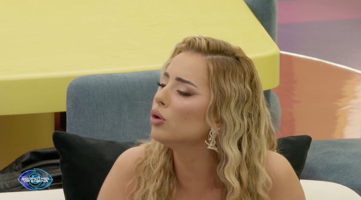 Elijona   Labit  Familja jote s ka pasur dëshirë të të shohë ty brenda  po shihet pse  VIDEO 