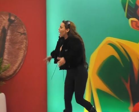 “Mall i fëlliqur!”, Fjolla Morina shpërthen ndaj banorëve (VIDEO)