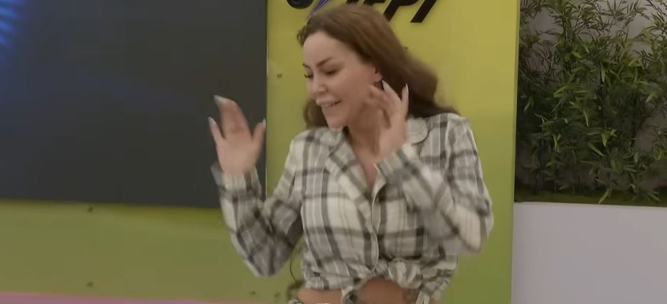 Fjolla e nxeh atmosferën  Shikon çfarë kërcimi bën me këngën e Gjestit  VIDEO 