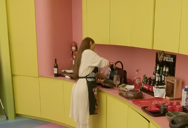 fjolla-morina-kjo-blete-punetore-e-ben-xham-kuzhinen-video