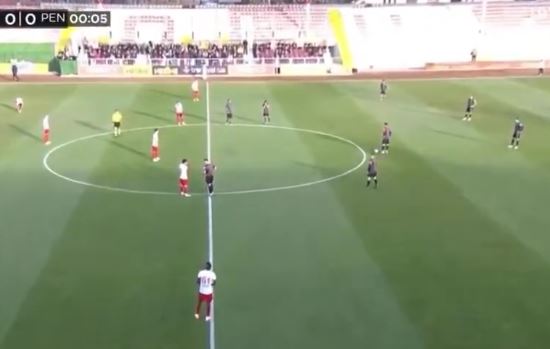S'ka marrë pagë që tre muaj, futbollisti kosovar proteston në fushë (VIDEO)