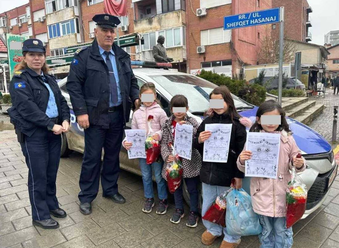 Në prag të Vitit të Ri  Policia e Kosovës shpërndanë dhurata për fëmijë