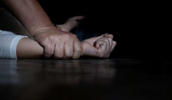 Gjakovari dyshohet se dhunoi një grua, dërgohet në mbajtje