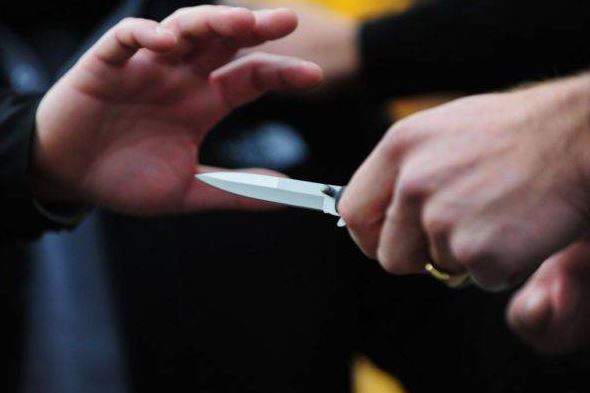 Dy burra theren me thikë nga tre të tjerë në Vushtrri