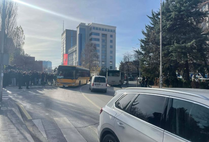 autobuset-bllokojne-komunen-e-prishtines-s-ndalen-deri-ne-kryerjen-e-pagesave