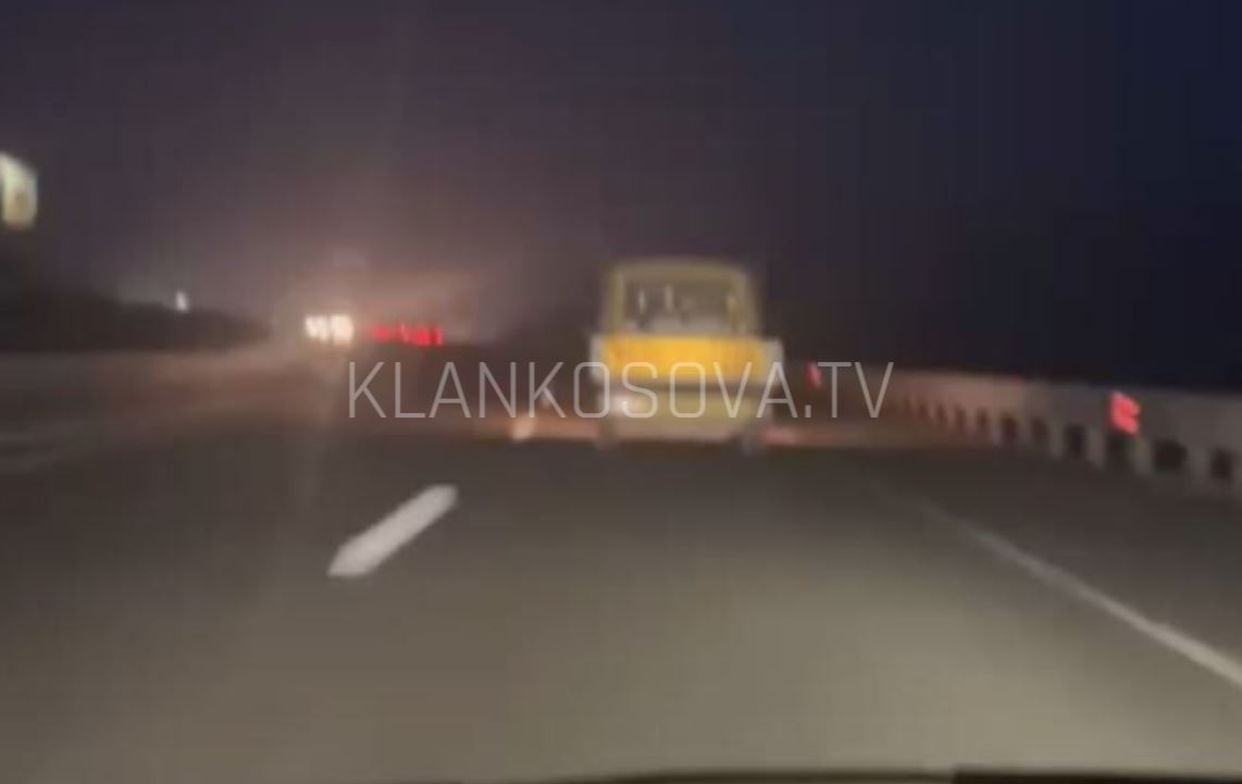 Kamioneta lëviz pa drita sinjalizuese në autostradë  VIDEO 