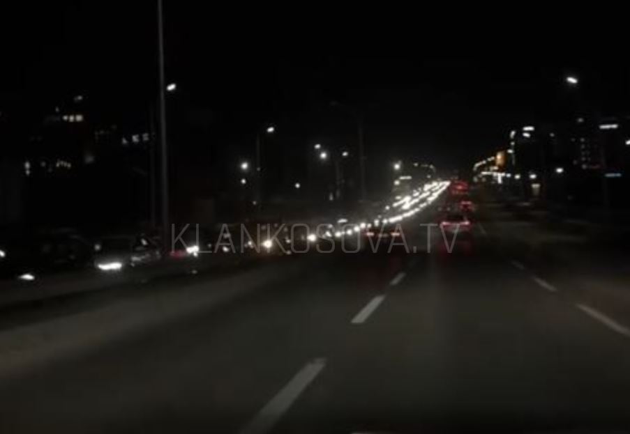 Kolonë e madhe te Rrethi i Spitalit në Prishtinë  VIDEO 