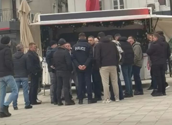 VV me kioskë pa leje në sheshin e Suharekës  reagon Policia