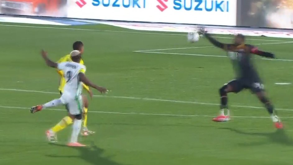 Priti topin me dorë jashtë zonës së penalltisë  portieri përjashtohet me të kuq