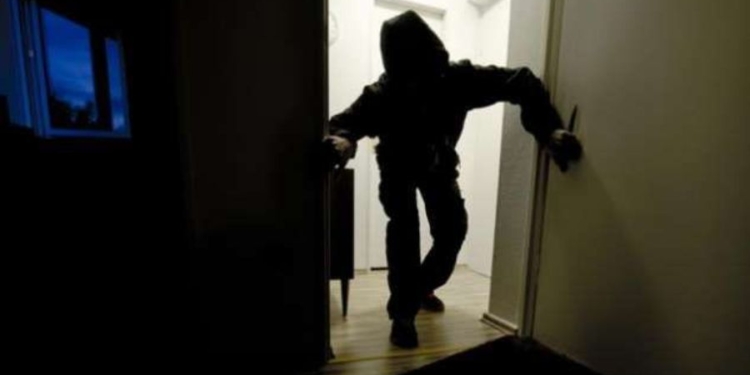 Hajnat hyjnë në një shtëpi në Dubravë të Suharekës  vjedhin para e stoli ari