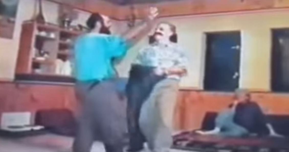 Video e rrallë  Sahit e Hamëz Jashari në momente gazmore  duke vallëzuar së bashku