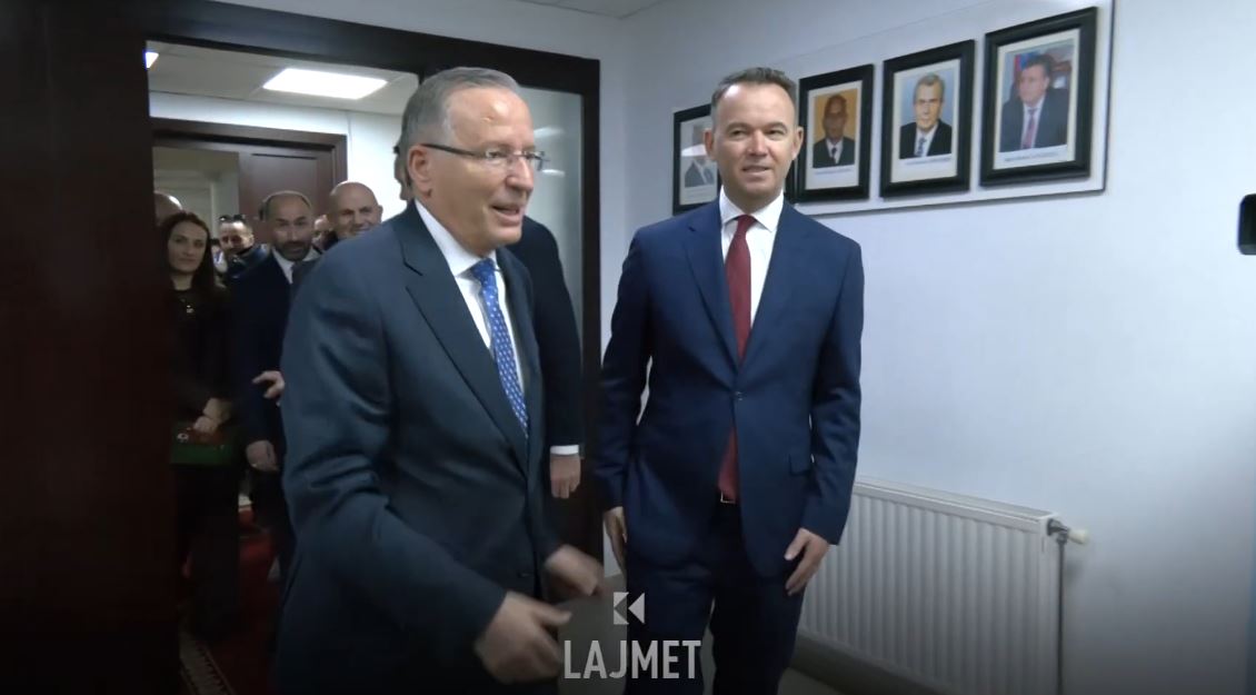 Ndërrimi i pushtetit  Hamza e dorëzoi sot zyrën  pret kafe nga Peci  VIDEO 